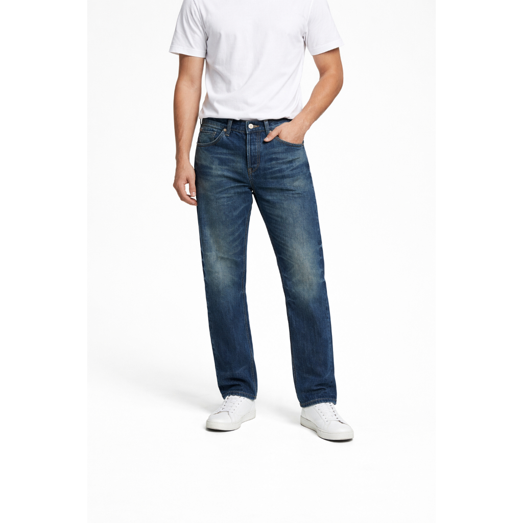 Wrangler กางเกงยีนส์ผู้ชาย ทรง Greensboro เอวกลาง ทรงตรง สียีนส์กลาง