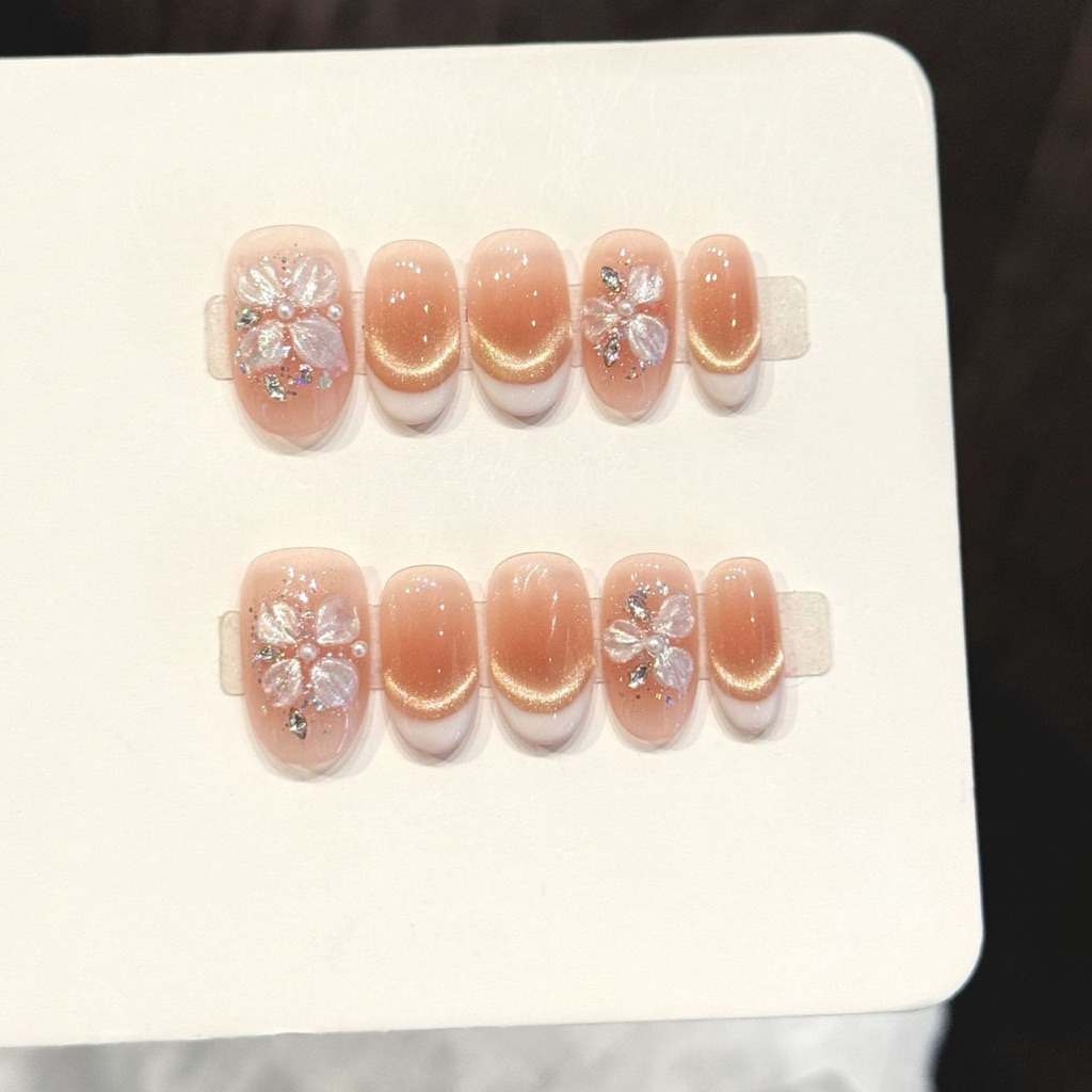 ฟรีกาว🍏Handmade A3485 เล็บปลอมเรียบหรู ดูแพง” มาก 🤍✨ โทนนู้ดชมพู + ปลายขาวเฟรนช์ + กลิตเตอร์ทอง + ดอกไม้เพชร
