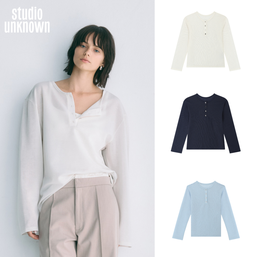 STUDIO UNKNOWN - SS26 Ken Long Sleeve Top เสื้อแขนยาวผ้าโปร่งทรงตรงตกแต่งกระดุมโลโก้