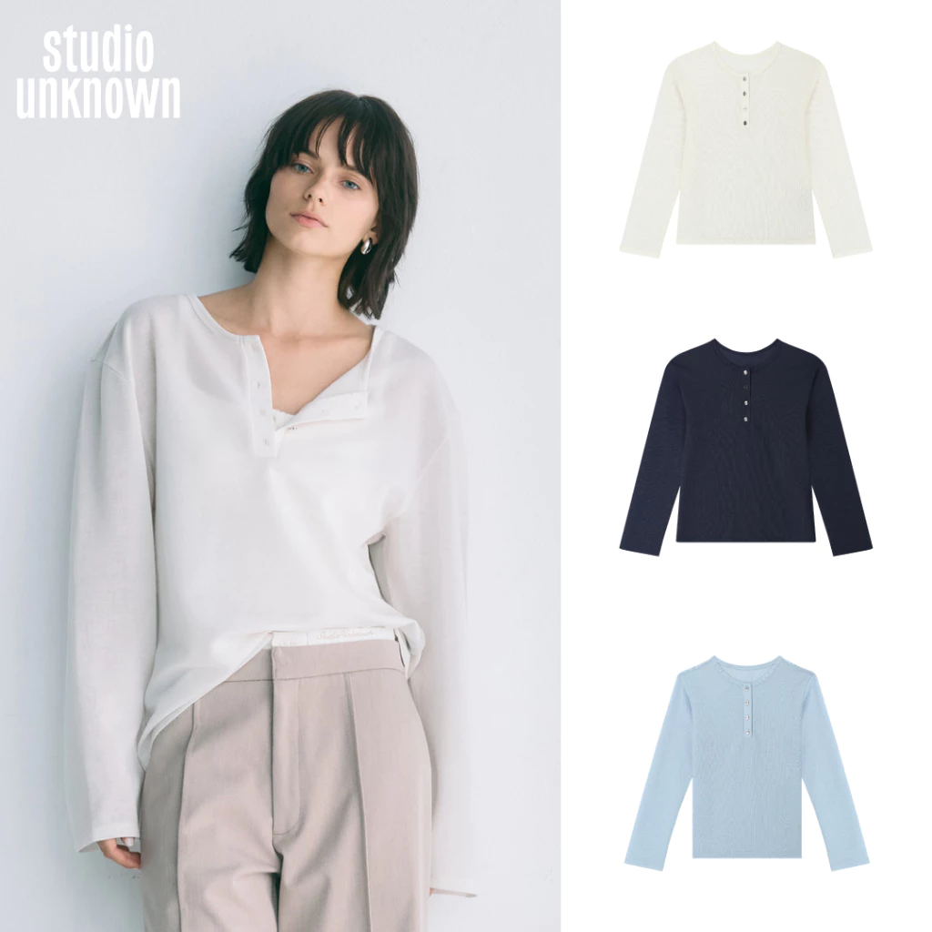 STUDIO UNKNOWN - SS26 Ken Long Sleeve Top เสื้อแขนยาวผ้าโปร่งทรงตรงตกแต่งกระดุมโลโก้