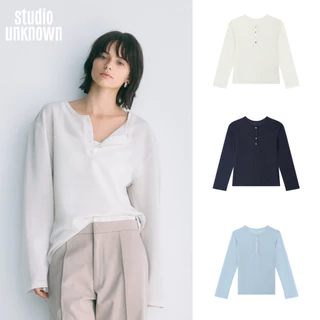 STUDIO UNKNOWN - SS26 Ken Long Sleeve Top เสื้อแขนยาวผ้าโปร่งทรงตรงตกแต่งกระดุมโลโก้