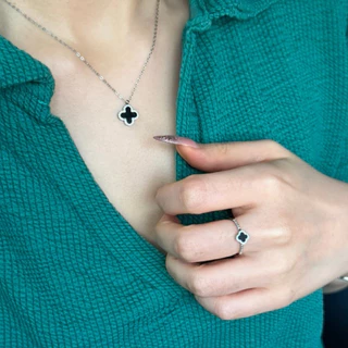 Orachat | Flower 14k necklace. (สร้อยคอตัวเรือนสแตนเลส)