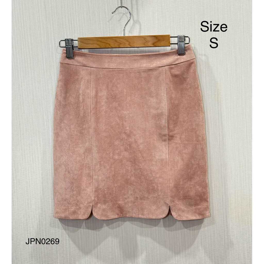 0269 กระโปรงสั้น แบรนด์🇯🇵 CECIL McBEE - Size S ผ้ากำมะหยี่สีชมพู สม้อกหลัง มือสองสภาพดี