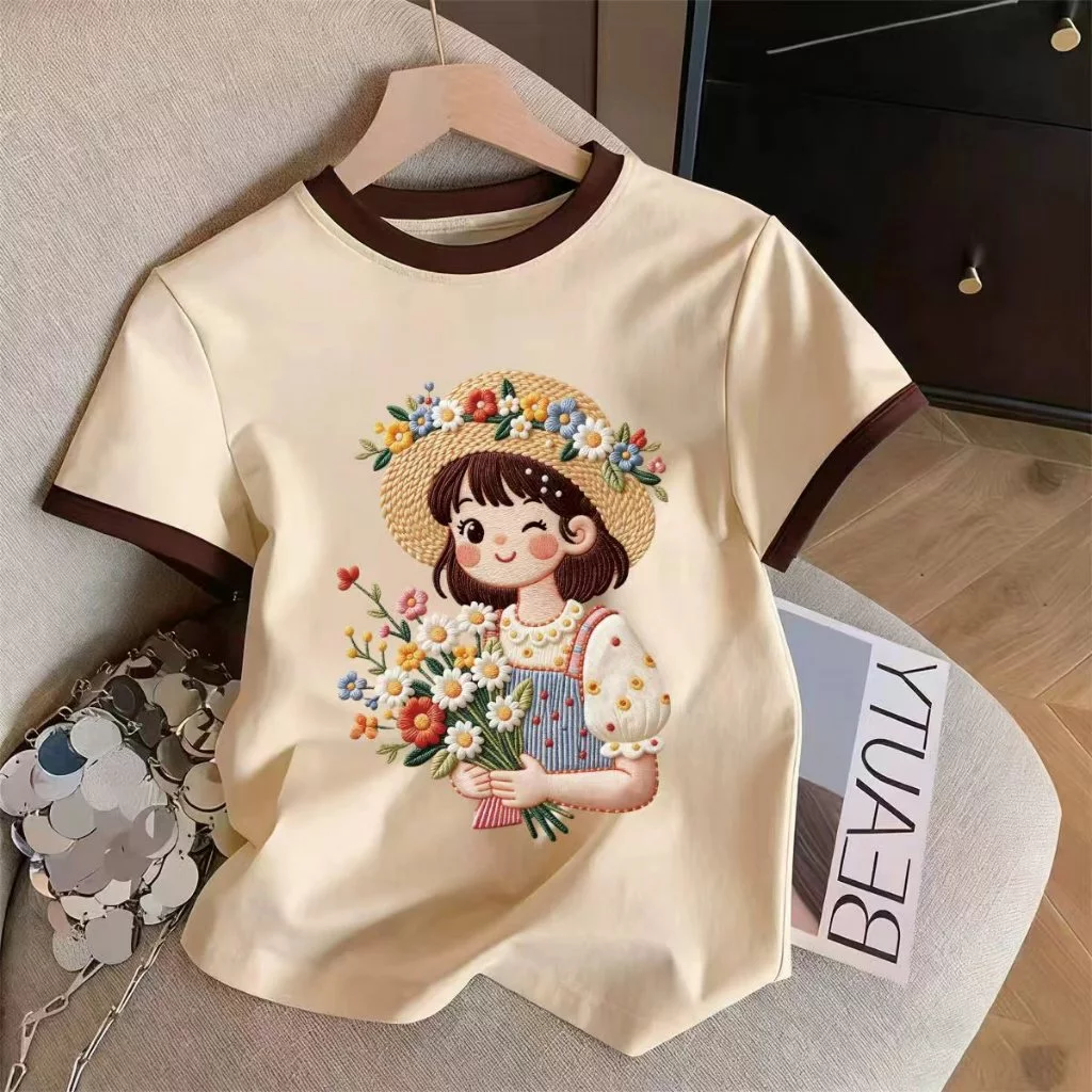 M-3XL เสื้อทีเชิร์ตผู้หญิง ปักลายสาวถือดอกไม้ สีครีม-น้ำตาล ใส่สบาย แฟชั่นฤดูร้อน