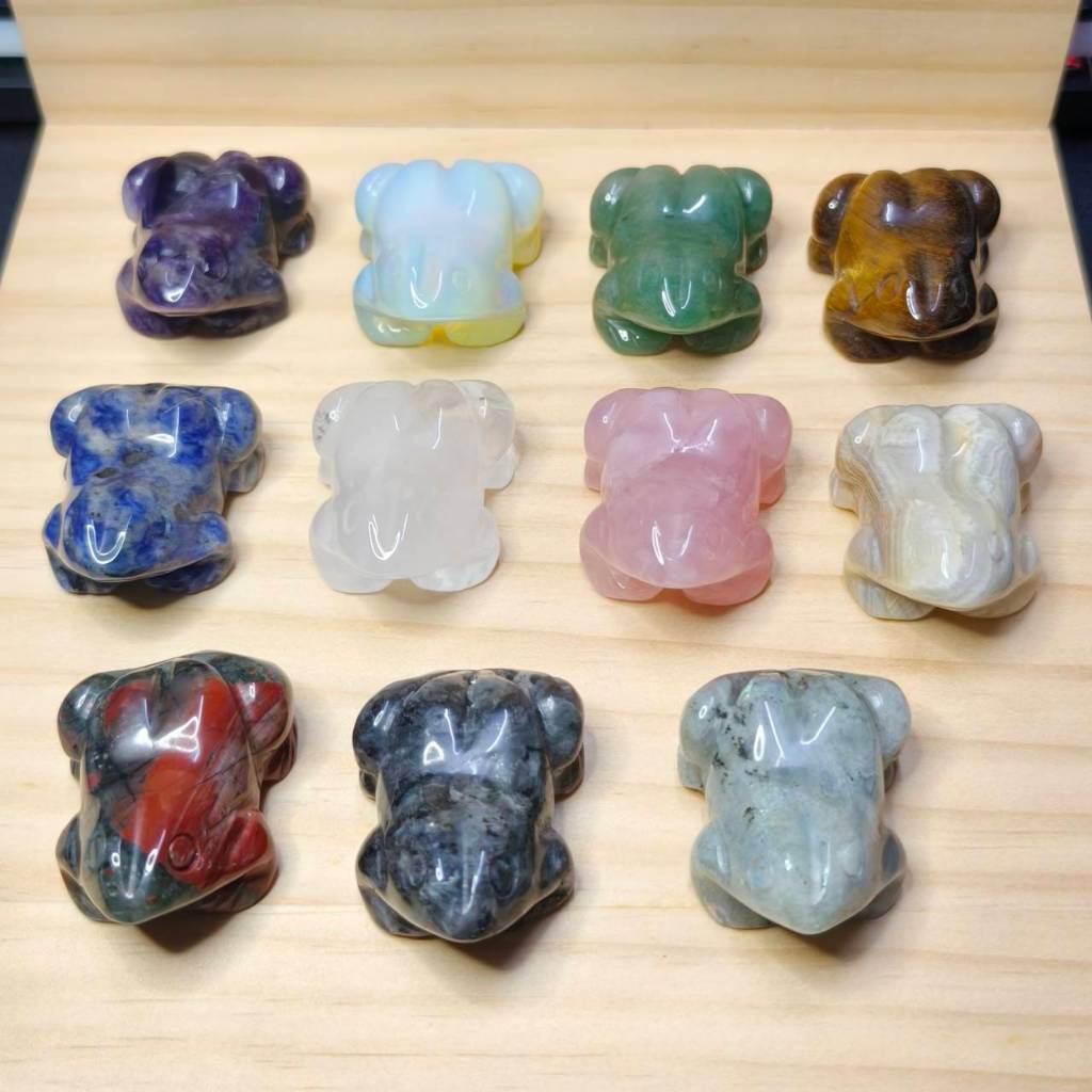 หินแกะสลักกบนำโชค (Crystal Frog) สื่อถึงความอุดมสมบูรณ์ โชคลาภ และเงินทอง