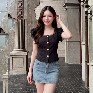 เสื้อแฟชั่นผ้าครัช คอเหลี่ยม แขนระบาย ดีเทลแต่งลูกไม้ กระดุมหน้า สม๊อคหลัง เข้ารูป สไตล์เวียดนาม ใส่แมท LG164