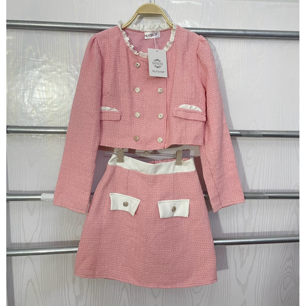 รหัส 462 ชุดเซตผ้าทวิต (Tweed Set) สีชมพู โดยแบรนด์บนป้ายคือ NUYSHOP ซึ่งเป็นแนวเสื้อผ้าสไตล์คุณหนู