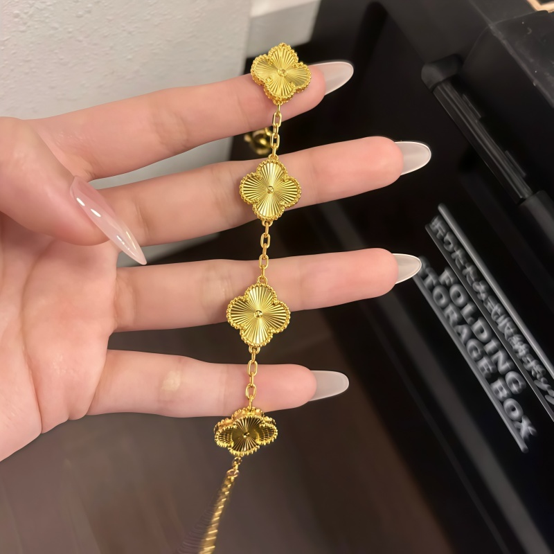 สร้อยข้อมือโคลเวอร์สี่แฉก ดีไซน์เกาหลี น้ำหนักเบา