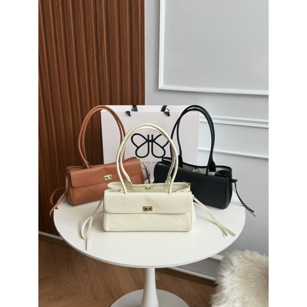 VICTORIA กระเป๋าหนังวัวแท้ ขนาด 33x15x12 ซม. เป็นกระเป๋าวัวเเท้ ที่เน้นความเรียบง่ายแต่แฝงไปด้วยความพรีเมียม ราคา ถูกที่สุด ดีลบีเคเค แกลเลอรีภาพที่ 2