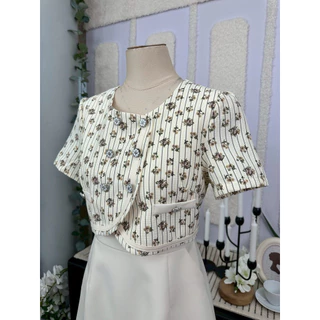 DW506 Gloria Dress ชุดเดรสสั้นละมุน ดีไซน์ช่วงบนเป็นเสื้อครอปแขนสั้นลายทางลงสลับลายดอกไม้เล็กๆ