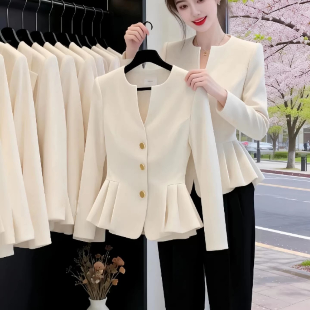 Red Berry เสื้อเชิ้ตแขนยาวสำหรับผู้หญิงในฤดูใบไม้ร่วง ทรงไหล่ตรง และมีจีบรูปกลีบดอกไม้ที่ชายเสื้อ 99315
