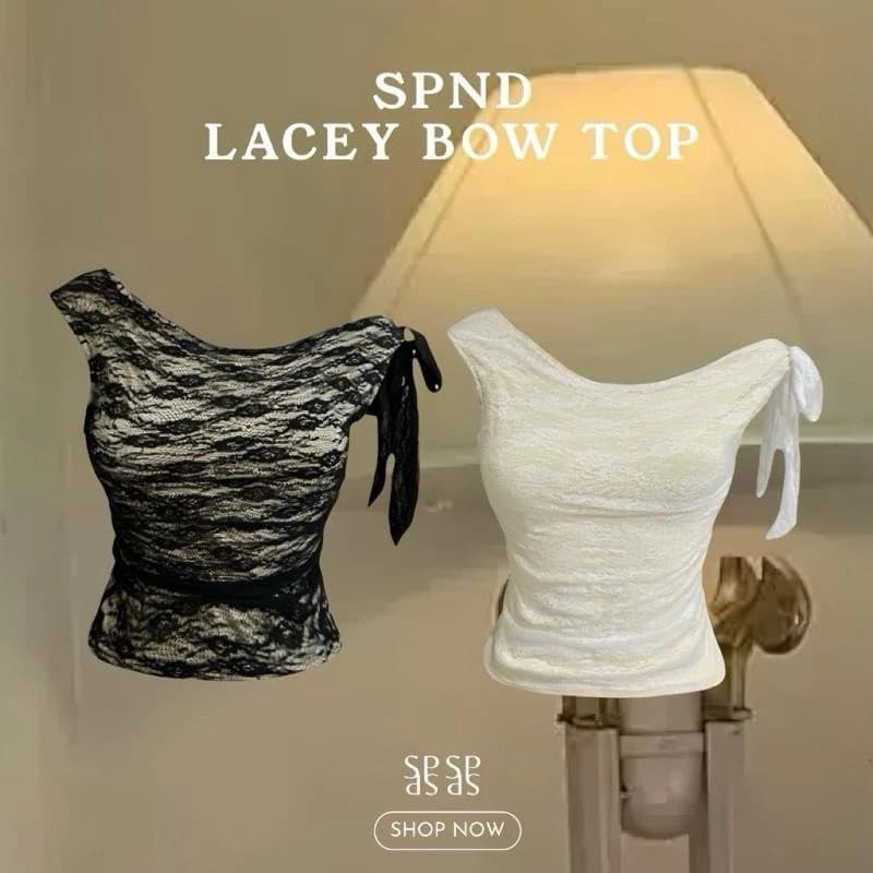 SPND【พร้อมส่ง】เสื้อลูกไม้เปิดไหล่ผูกโบว์ข้าง เอวลอย เน้นอวดสัดส่วนอย่างมั่นใจ มี2สี (A9507)