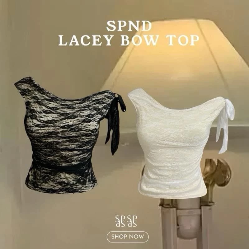 SPND【พร้อมส่ง】LACEY Bow TOP เสื้อลูกไม้เปิดไหล่ผูกโบว์ข้าง มี2สี (A9507)