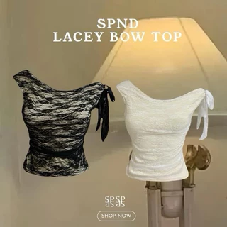 SPND【พร้อมส่ง】LACEY Bow TOP เสื้อลูกไม้เปิดไหล่ผูกโบว์ข้าง มี2สี (A9507)