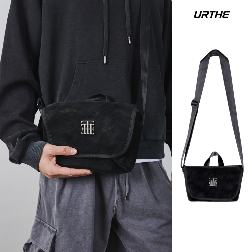 URTHE - กระเป๋า กระเป๋าสะพาย รุ่น EMBLEM MINI FLAP CROSSBODY