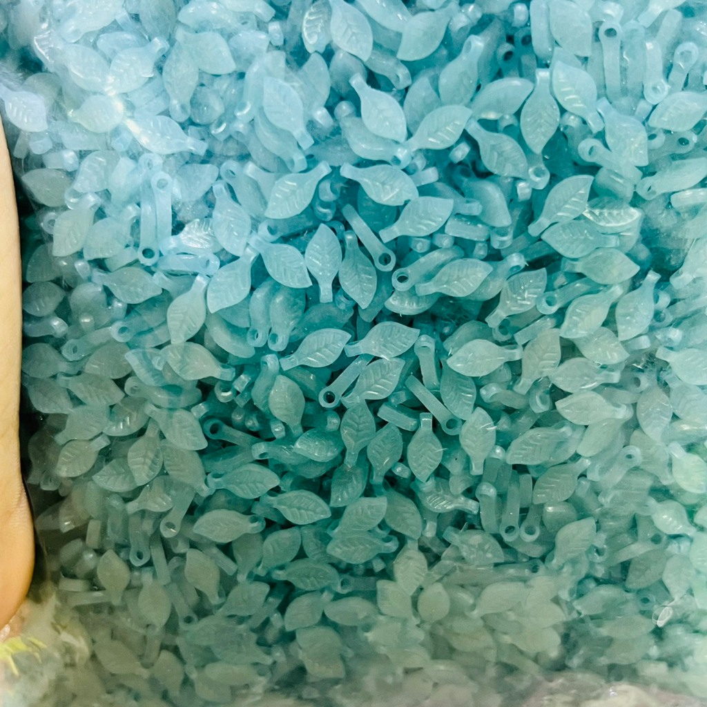 ใบไม้ จิ๋ว เรืองแสง มีหลายสีให้เลือก อุปกรณ์เสริมงานฝีมือ DIY เหมาะสมสำหรับทำสร้อยคอ กำไลข้อแขน