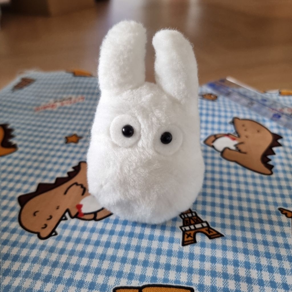 ตุ๊กตานี้คือตุ๊กตาภูตจิ๋วสีขาว (Small White Totoro) จากเรื่อง My Neighbor Totoro ของ Studio Ghibli