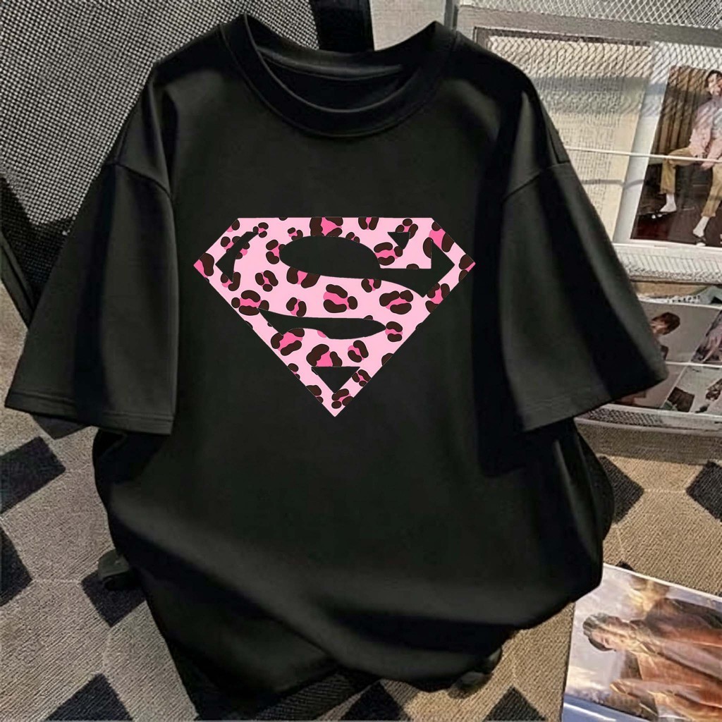เสื้อยืดโอเวอร์ไซส์ผู้หญิงสีดำพิมพ์ลายเสือดาวสีชมพูสตรีทสไตล์ผู้ชายผู้หญิงสวมใส่ได้ 5.13