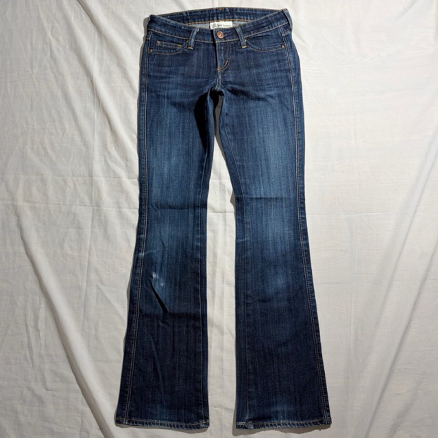 กางเกงกางเกงยีนส์เอวต่ำ ขาม้า Bootcut สียีนส์เข้ม สะกิดขาด แต่งแท็กหลัง ป้าย Made in Nippon ญี่ปุ่น 