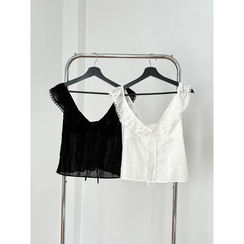 INFINITY : Lacey Top (ลาเซย์)  เสื้อคอวี แขนแต่งระบาย มีสายผูกโบว์ด้านหน้า เนื้อคอตตอนลินินปักลาย ด้านหลังเป็นสม็อค