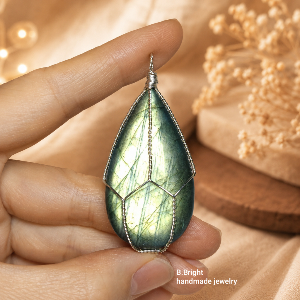 จี้หินนำโชค Labradorite (หินพ่อมด) เลือกหินได้ หินแท้ 100% แบบพันลวด งานทำมือ พร้อมส่งค่ะ