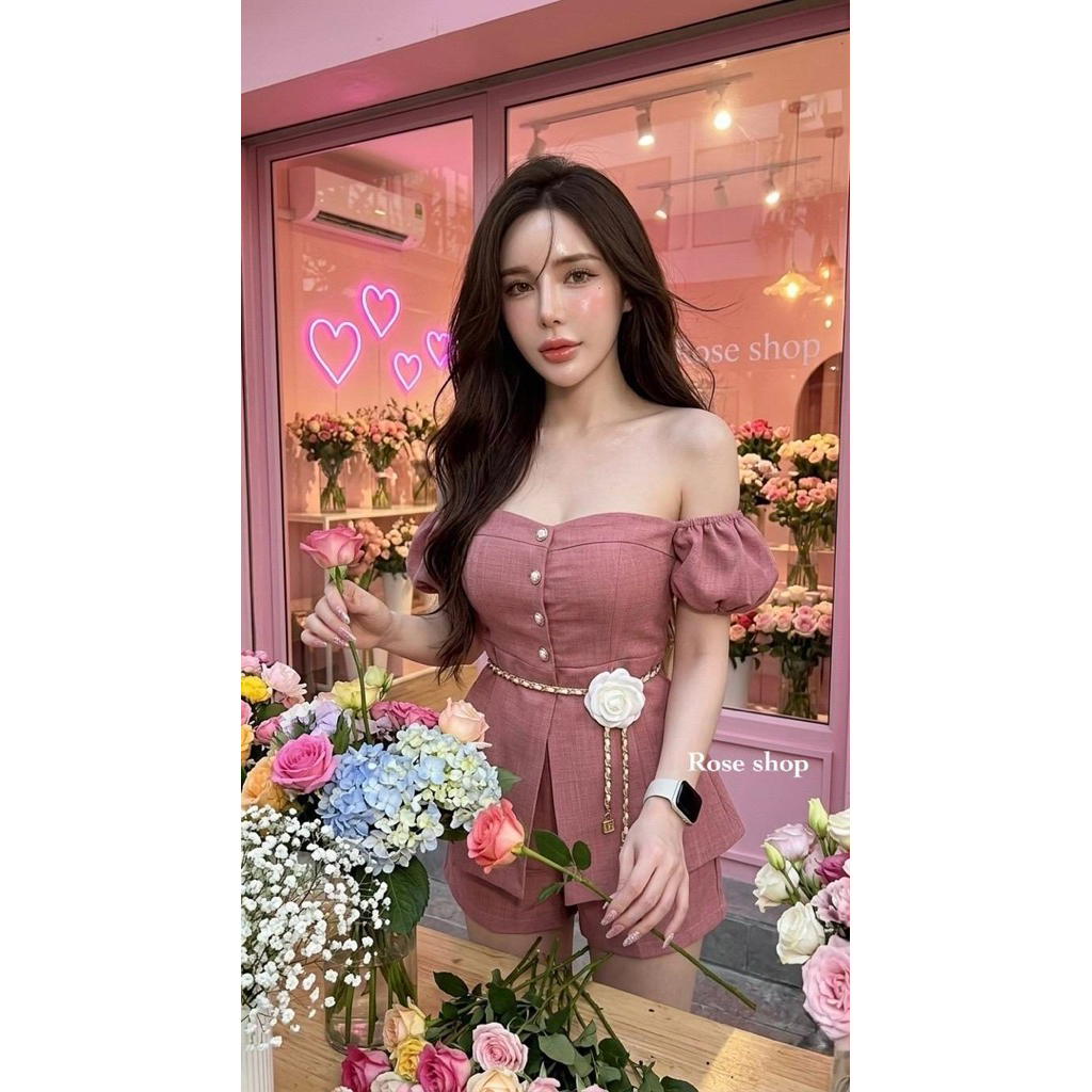 #Roseshop งาน 𝐒𝐄𝐓 3 ชิ้น เสื้อแขนตุ๊กตามีกระดุมหน้าอก มาพร้อมกางเกงขาสั้น แถมเข็มขัดโซ่หรูดอกไม้แบบลงตัว สวยน่ารัก