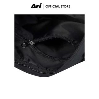 ARI ESSENTIAL SACOCHE BAG - BLACK (AHW1740-01) กระเป๋า สะพายข้าง อาริ สีดำ