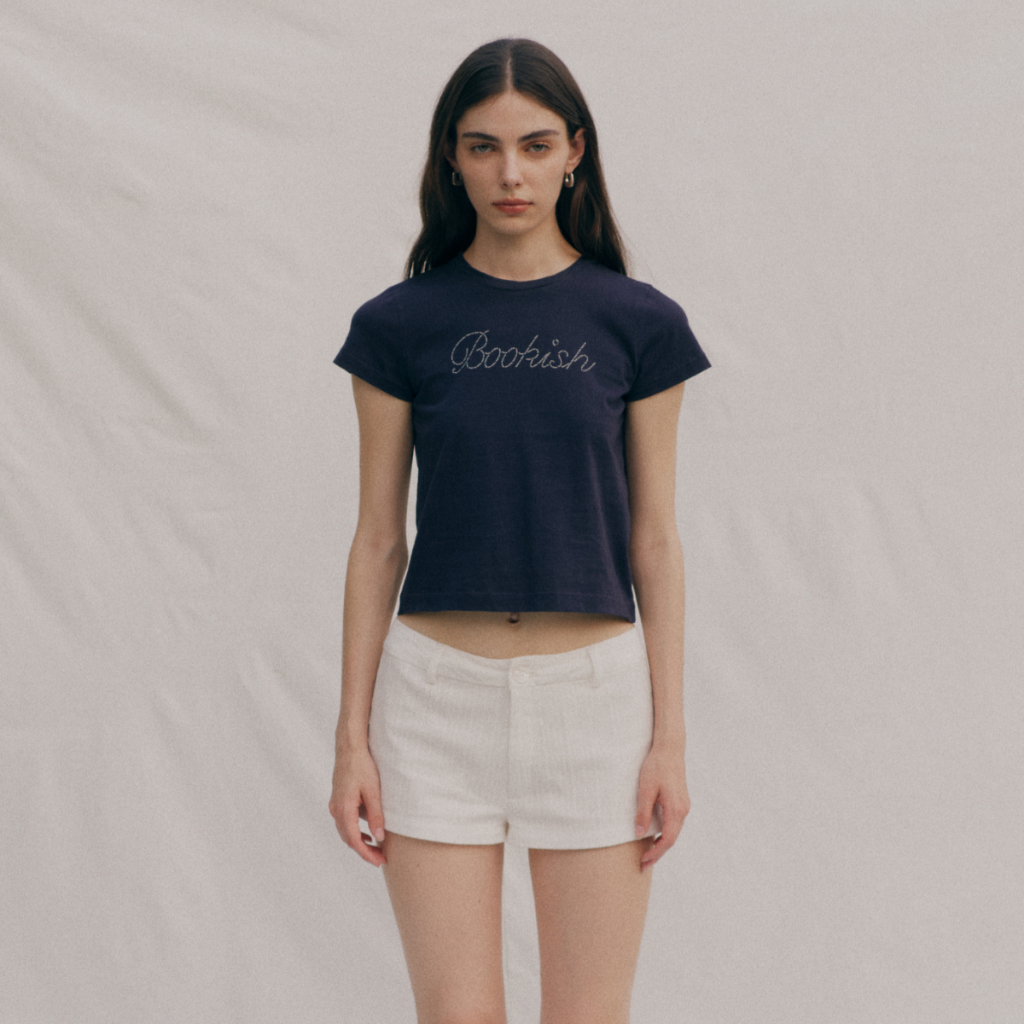 She Knows - Bookish Slim Fit T-Shirt เสื้อยืดพอดีตัว คอตต้อนออร์แกนิค XS-XL