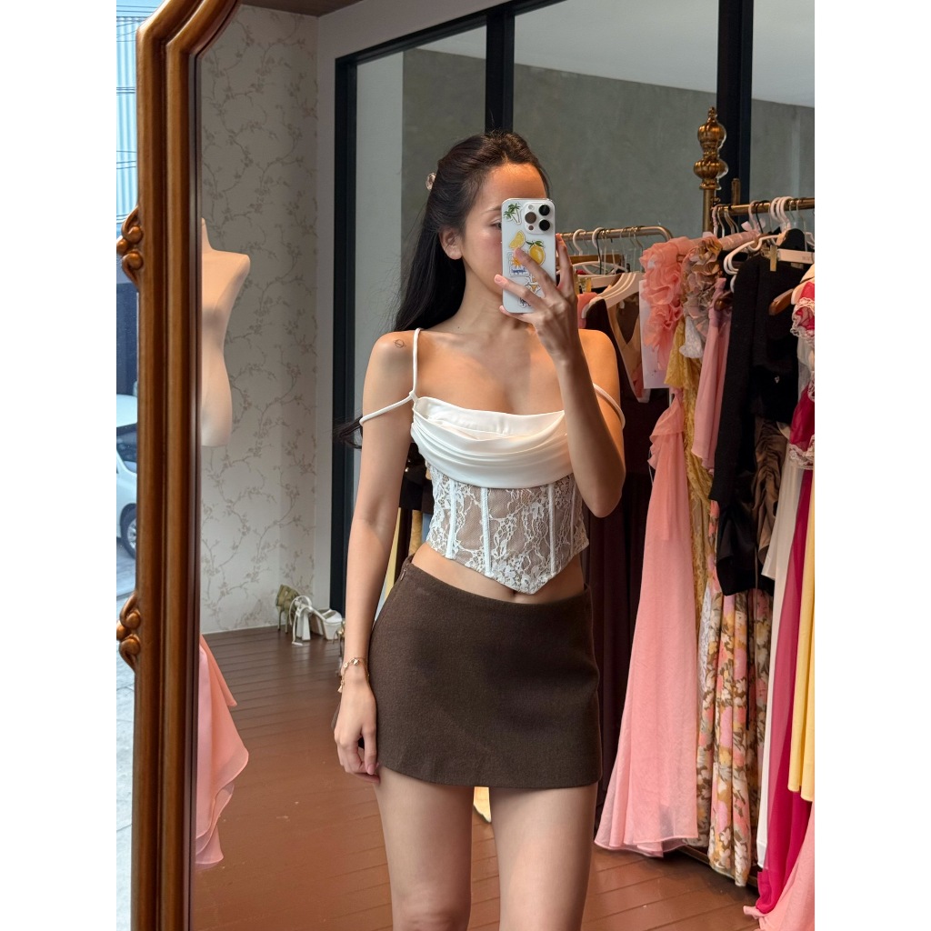 Aria Corset โดดเด่นด้วยผ้าลูกไม้โครงดันทรงที่ช่วยเสริมสรีระ ให้เข้ารูป