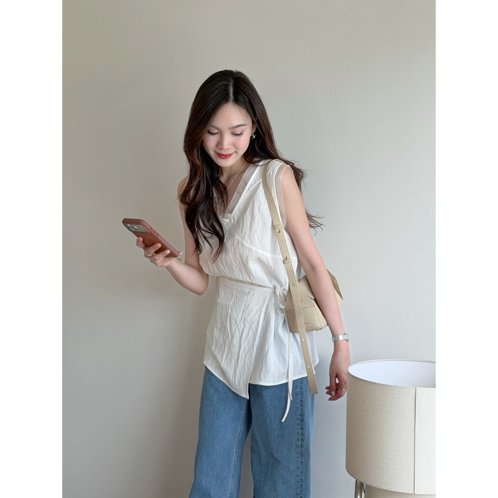 Moire - Daisy Top : เสื้อแขนกุดคอวีดีไซน์เลเยอร์ไขว้ด้านหน้า