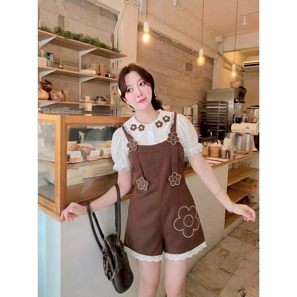 Set 2 ชิ้น เสื้อมีเทกเจอร์ลายริ้วแขนตุ๊กตาพองๆ คอบัวกะลาสีแต่งลูกไม้และประดับด้วยดอกไม้ 3D+เอี๊ยมกางเกงขาสั้น