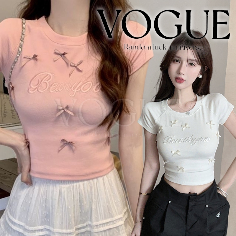 Vogue🌟พร้อมส่ง🌟 เสื้อครอปไหมพรมแขนสั้นคอกลม ดีเทลปักตัวอักษรและติดโบว์ นุ่มใส่สบาย สไตล์เกาหลี (X299-1)