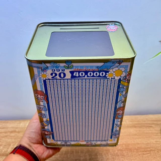 กระปุกออมสิน (ปี๊บแบบทึบหน้าต่างบน) ขนาด 17x23 cm พร้อมตารางออม สติ๊กเกอร์ ปากกา ซองกันชื้น