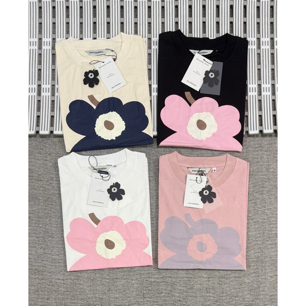 เสื้อยืดคอกลม ลายดอกUnikko Placement Kioski