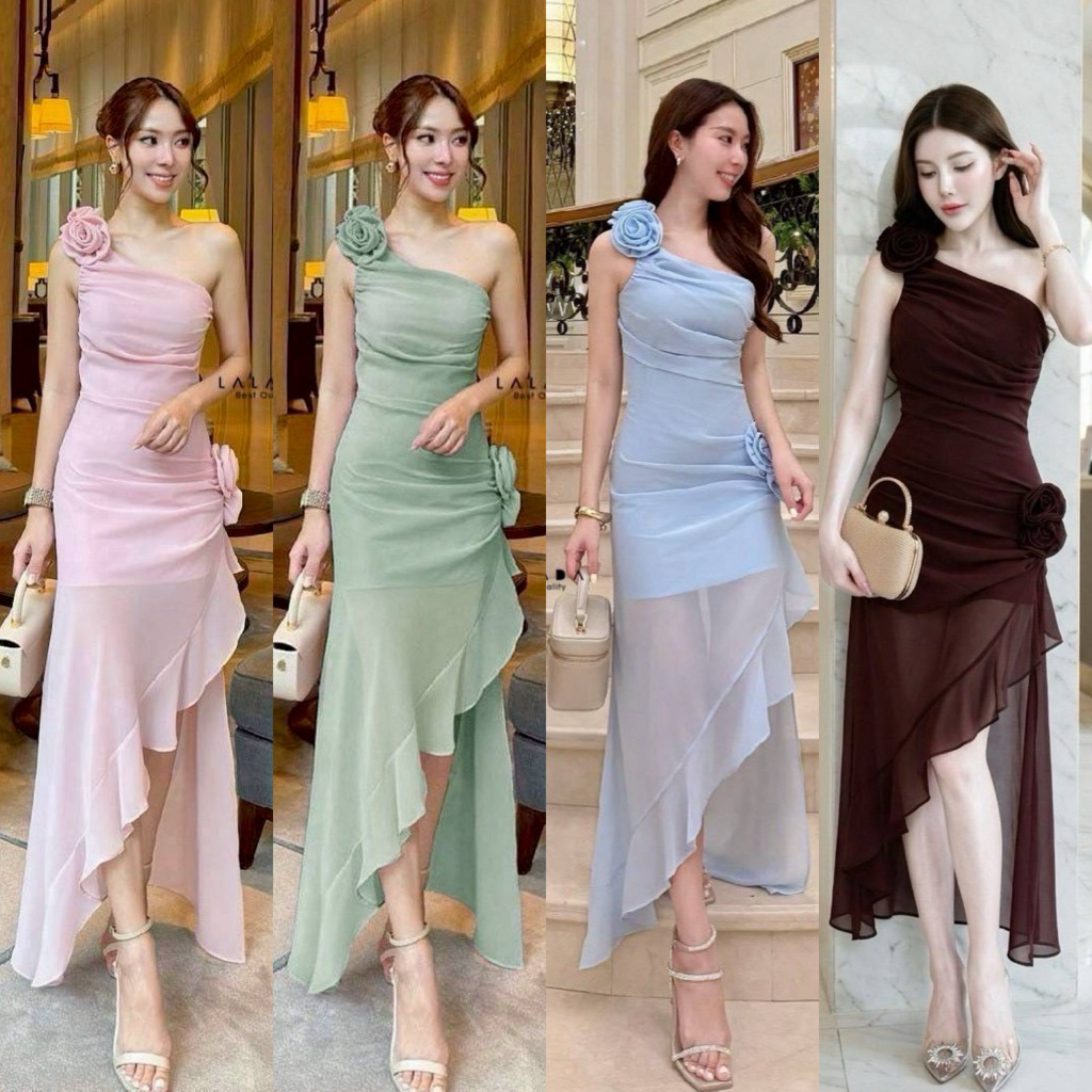 พร้อมส่ง•LALADA•เดรสออกงานไหล่เฉียง แต่งดอกไม้ที่ไหล่และสะโพกงานผ้าชีฟอง