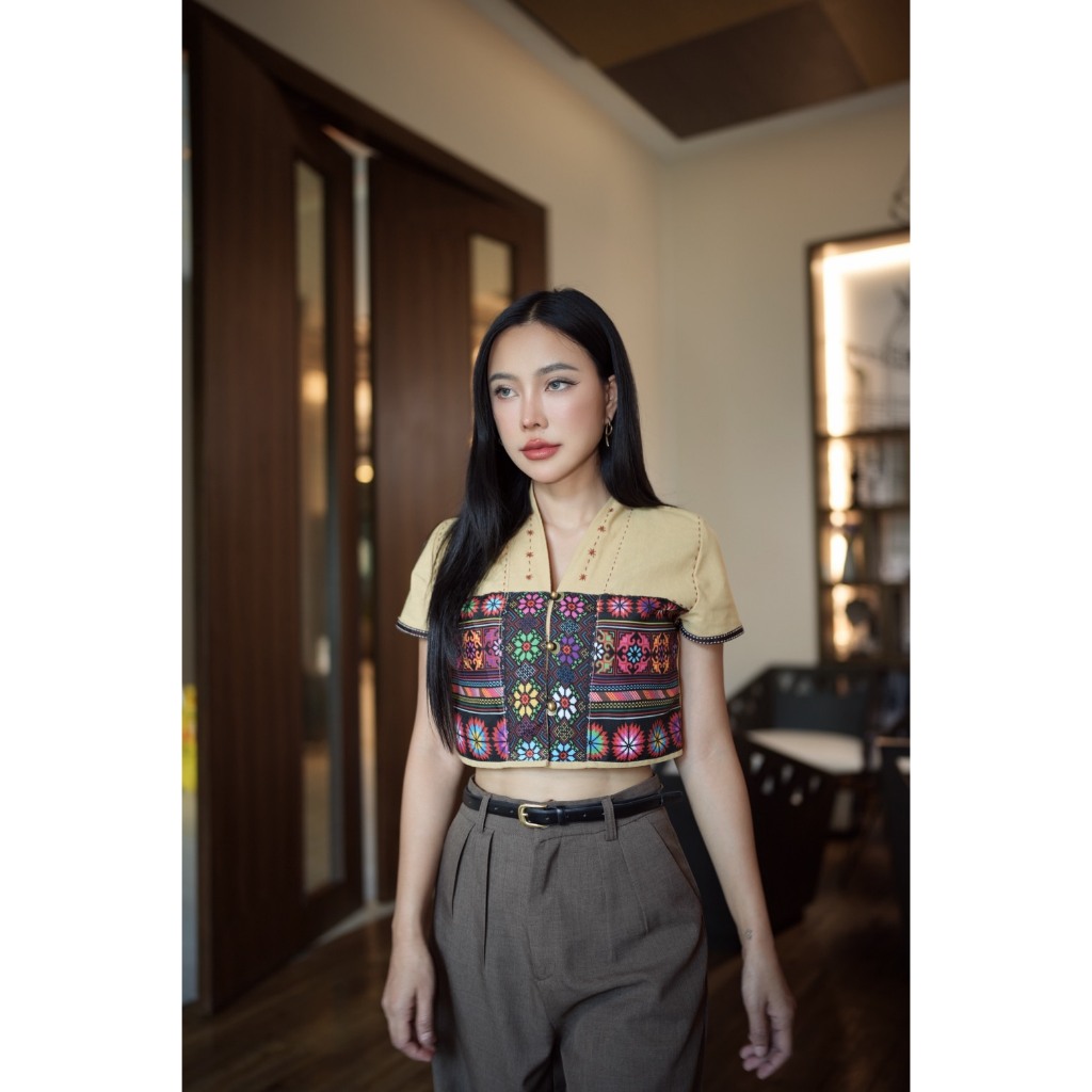 เสื้อคอวีลายดอกไม้อาข่าสีเบจ (ผ้าโพลี่เอสเตอร์พิมพ์ลาย)