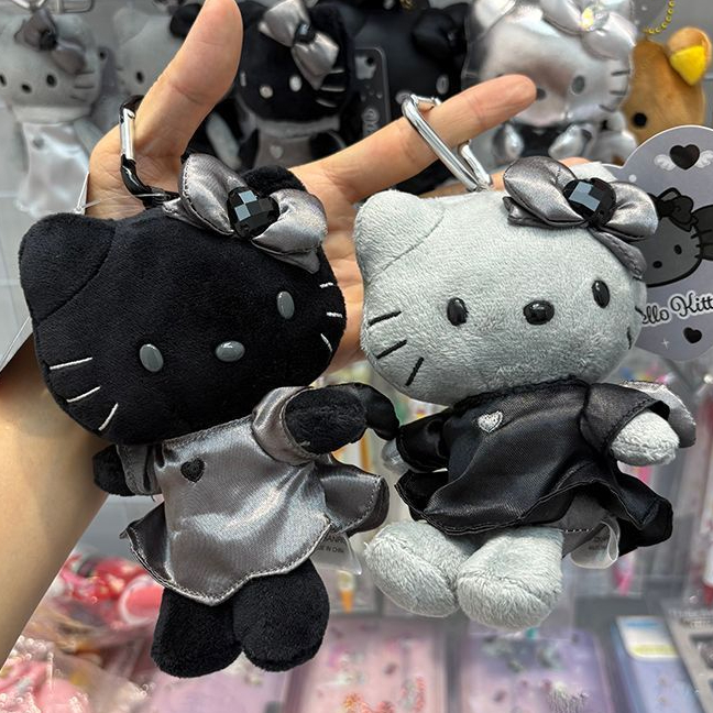 （สินค้าพร้อมส่ง）Hello Kitty จาก Sanrio สีเทา มีสายคล้องด้านข้าง ดีไซน์ Hello Kitty รุ่นที่สาม พวงกุญแจหนังรูปหัวใจ