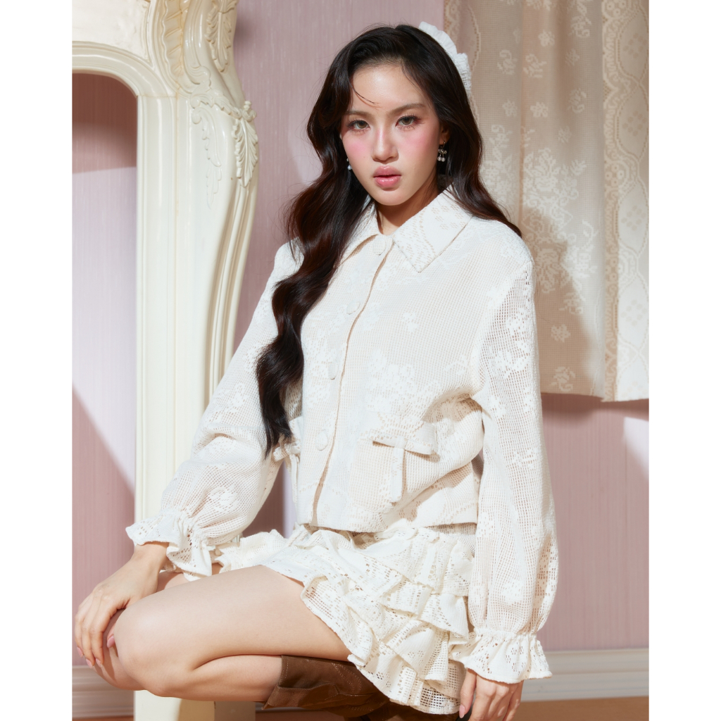 ÉTOILE BNK JULIETTE JACKET เสื้อคลุมคอปก มาพร้อมกระเป๋าสองข้างดีเทลโบว์ พร้อมปลายแขนระบาย