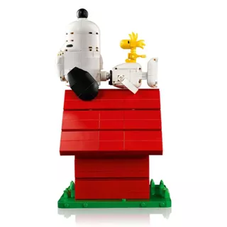 LEGO® Ideas Peanuts: Snoopy’s Doghouse 21368