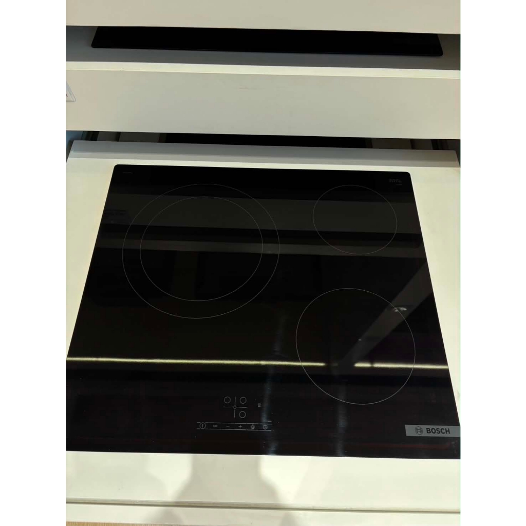 [ตัวโชว์] (BOSCH) เตาไฟฟ้าเซรามิค 60cm 3 zones Touch select รุ่น PKK611BB8E