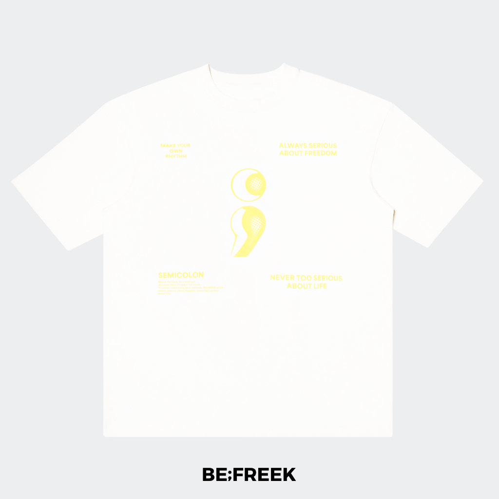BE;FREEK เสื้อยืดสกรีนโลโก้เหลือง SEMICOLON FREEDOM II ทรง OVERSIZE สีขาว SEMICOLON FREEDOM II OVERSIZE WHITE T-SHIRT
