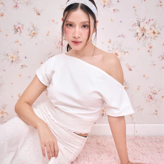 Sistersfabric - Sherbet Off-shoulder baby tee เสื้อปาดไหล่เอวจั้มดีเทลลูกไม้ที่ชาย ผ้ายืดยุ่นไม่บาง