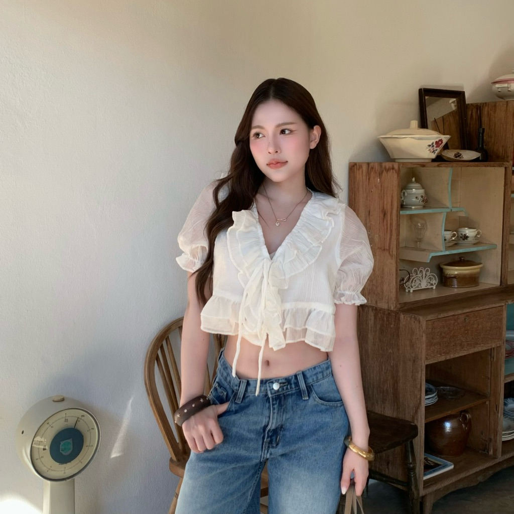 𝐁𝐫𝐞𝐞𝐳𝐞 𝐭𝐨𝐩 🫧🥥 เสื้อทรงครอปสั้นเหนือเอว แต่งระบายเป็นชั้นๆบริเวณด้านหน้าและรอบคอเสื้อ แขนสั้นทรงตุ๊กตาจั๊มปลาย ขอบระบาย