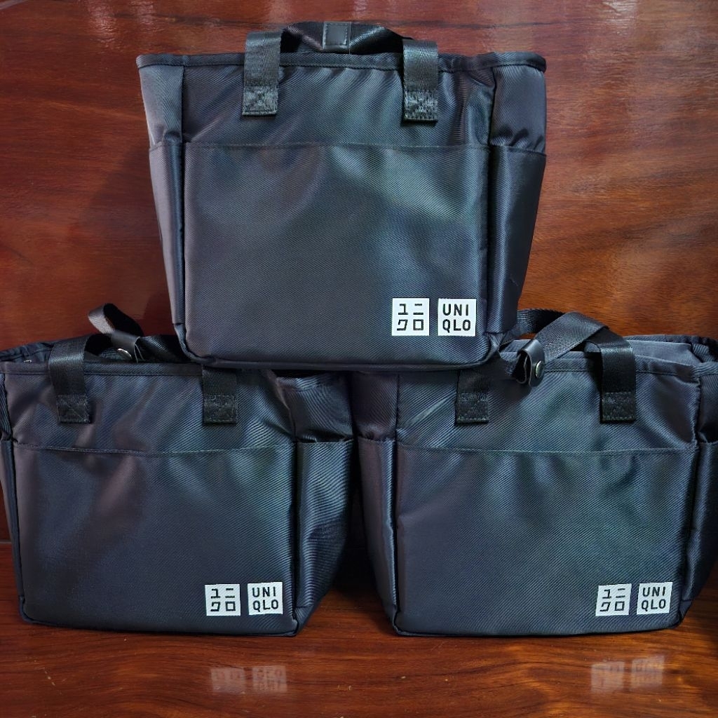 ของแท้ uniqlo กระเป๋าถืออเนกประสงค์ มีช่องใส่ของเก็บความเย็นด้วยจ้า