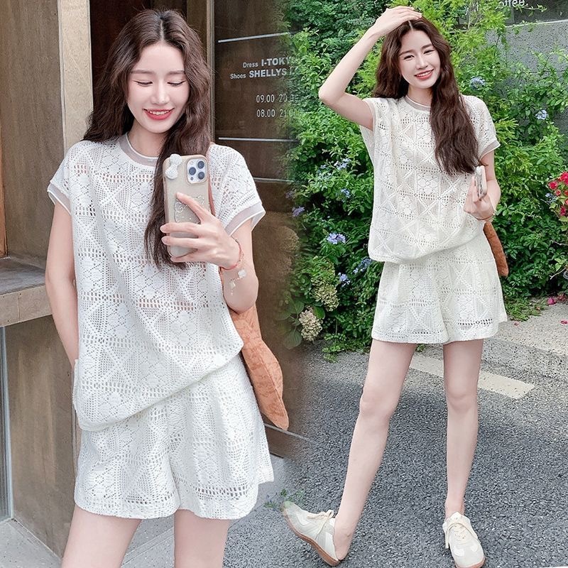 Swan shop ชุดเซ็ตเสื้อลูกไม้ถักโครเชต์สีครีม + กางเกงขาสั้น เอวสม็อค ทรงหลวม ใส่สบาย ลุคคาเฟ่/เที่ยวทะเล สไตล์เกาหลี