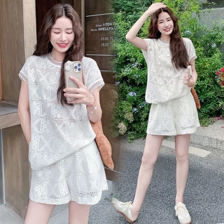 Swan shop ชุดเซ็ตเสื้อลูกไม้ถักโครเชต์สีครีม + กางเกงขาสั้น เอวสม็อค ทรงหลวม ใส่สบาย ลุคคาเฟ่/เที่ยวทะเล สไตล์เกาหลี