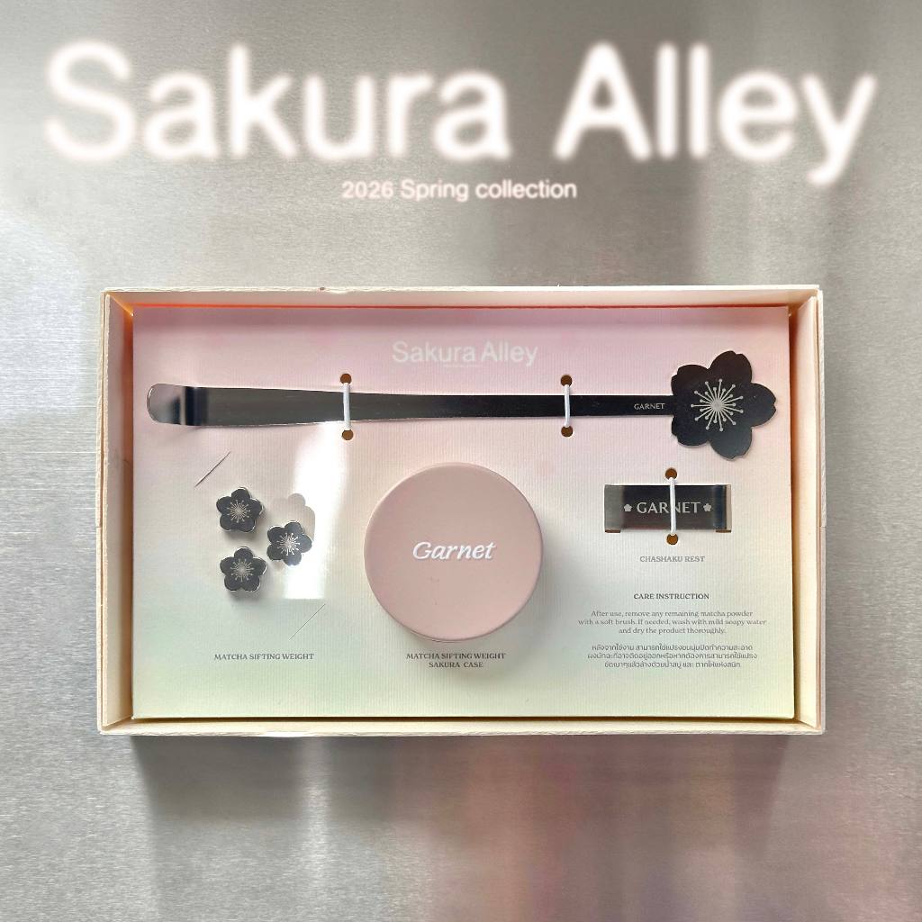GARNET 🌸 Sakura Alley Matcha Sifting Weight & Spoon Box Set – เซตลูกร่อนมัทฉะพร้อมช้อนตักมัทฉะลายดอกซากุระแบบ box set