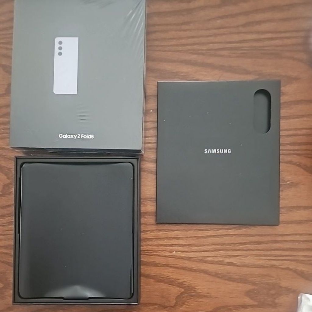 Galaxy Z Fold 5 12/256 เครื่องศูนย์ไทย มือสอง ครบกล่อง พร้อม accessory