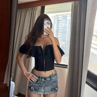 แบรนด์Valérie Off-Shoulder ชุดคลอเซ็ตขาวสไตล์ลูกไม้ ดีไซน์คอออกไหล่ พร้อมรายละเอียดกระโปรงฟรัฟฟี่น่ารัก
