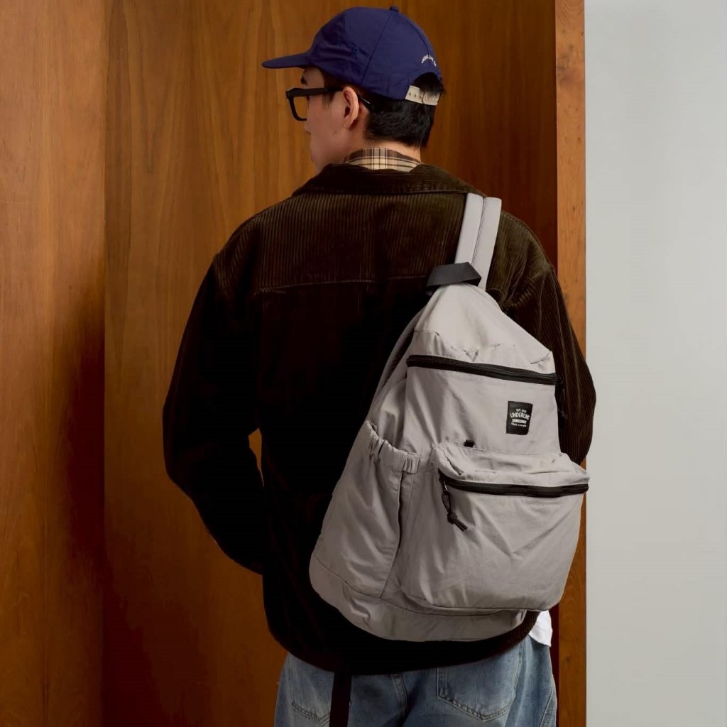 Underline Nylon Daypack / Backpack กระเป๋าเป้ ผ้าไนล่อน สะท้อนน้ำ ใส่ Ipad โน๊ตบุ๊ค 13" ได้ น้ำหนักเบา